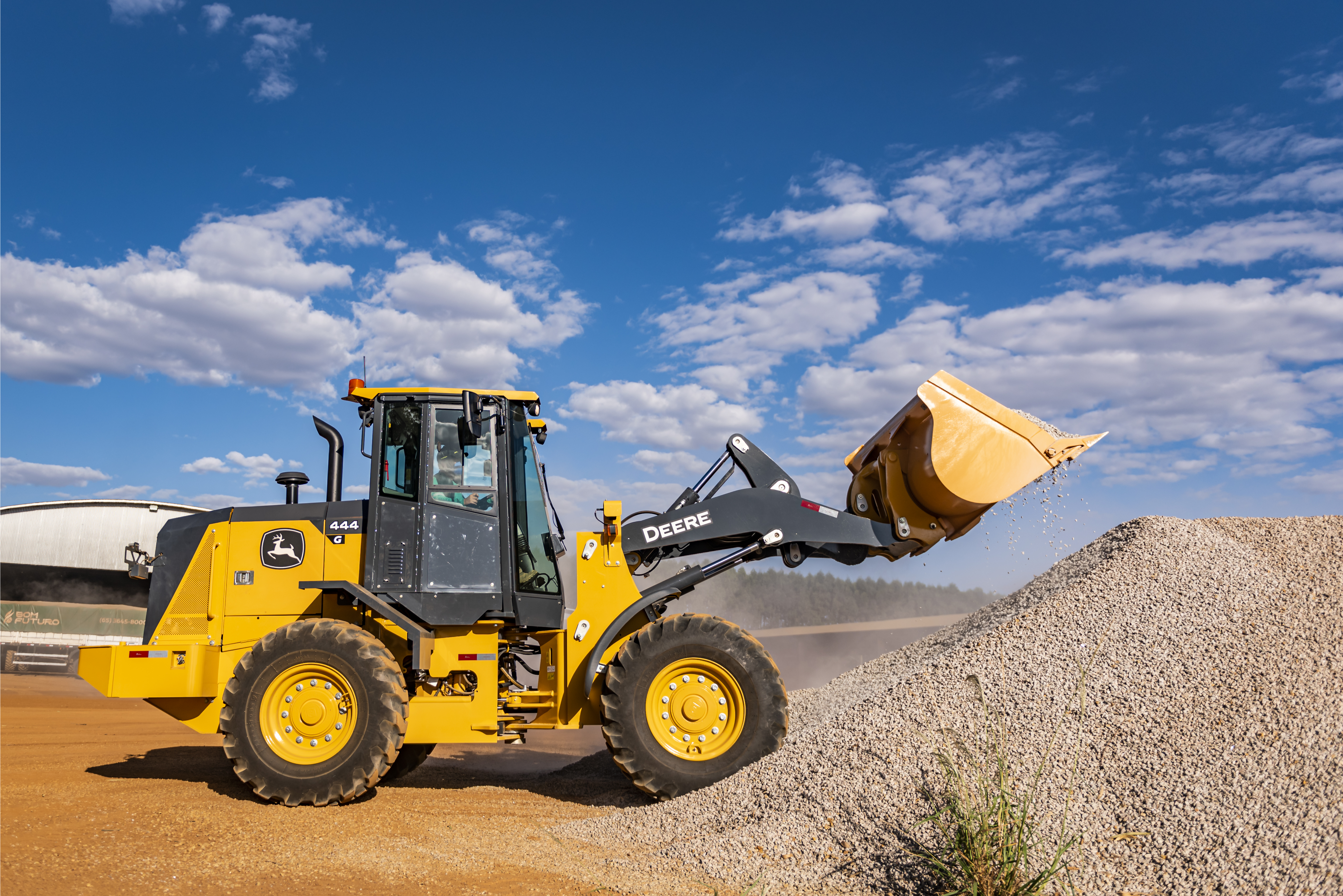 Pá carregadeira 444G foto em campo